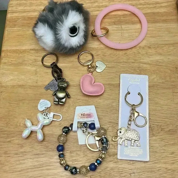 🆕 Bundle of 7 Keychains - Picture 2 of 5